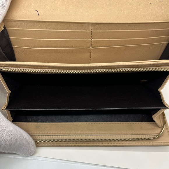 Pre owned Gucci Tan Wallet with Heart Detail - Picture 5 of 7